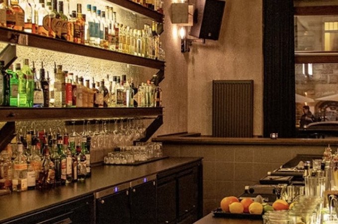 Stilvolle Cocktailbar mit gut bestückten Regalen und einer Theke voller frischer Zutaten. Die Beleuchtung schafft eine gemütliche Atmosphäre., © SWR Media Services GmbH / SWR Fernsehturm Stuttgart Stilvolle Cocktailbar mit gut bestückten Regalen und einer Theke voller frischer Zutaten. Die Beleuchtung schafft eine gemütliche Atmosphäre., © SWR Media Services GmbH / SWR Fernsehturm Stuttgart