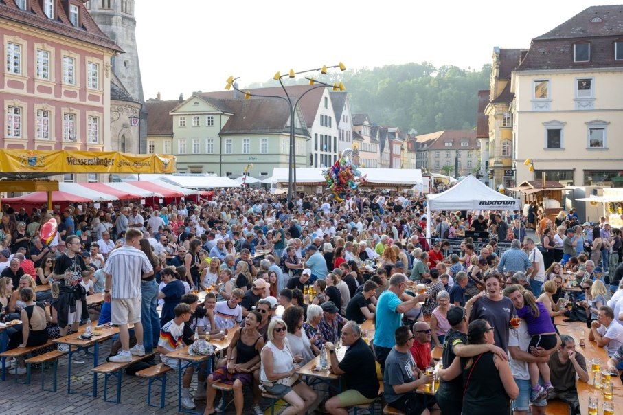 Gro&szlig;e Menschenmenge auf einem Stadtfest mit Bierb&auml;nken und bunten St&auml;nden. Die Atmosph&auml;re ist lebhaft und fr&ouml;hlich., &copy; F&uuml;r die Bildrechte: Amt f&uuml;r Medien und Kommunikation Schw&auml;bisch Gm&uuml;nd
