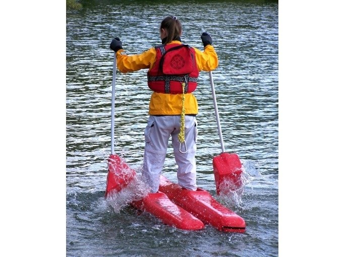 Person mit gelber Jacke und roter Schwimmweste steht auf roten Wasserschuhen im Wasser und hält zwei Stöcke., © Cool-Tours StattReisen Person mit gelber Jacke und roter Schwimmweste steht auf roten Wasserschuhen im Wasser und hält zwei Stöcke., © Cool-Tours StattReisen
