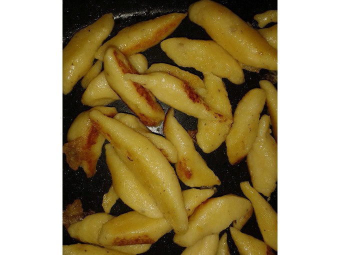 Gebratene Schupfnudeln in einer Pfanne, goldbraun und knusprig. Typisches schw&auml;bisches Gericht, oft in Kochkursen zubereitet., &copy; Kultweine-Kochwelten-Kunst&uuml;cke - Kochschule Sonja Lenz