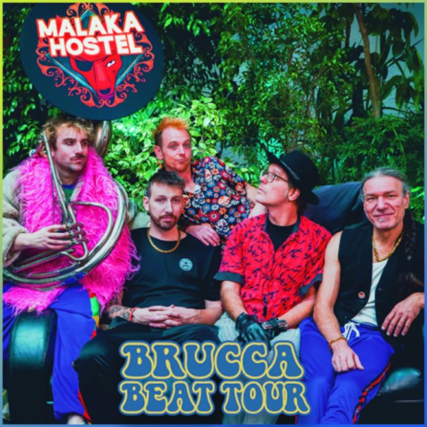 Fünf Männer in bunter Kleidung sitzen auf einem Sofa, umgeben von Pflanzen. Oben links das Logo 'Malaka Hostel'. Text: 'Brucca Beat Tour'., © Kulturhaus Schwanen Fünf Männer in bunter Kleidung sitzen auf einem Sofa, umgeben von Pflanzen. Oben links das Logo 'Malaka Hostel'. Text: 'Brucca Beat Tour'., © Kulturhaus Schwanen