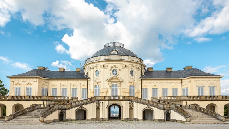 Schloss Solitude mit symmetrischer Fassade, Treppenaufgang und blauem Himmel im Hintergrund., © Katrin Lehr (VIEL UNTERWEGS) Schloss Solitude mit symmetrischer Fassade, Treppenaufgang und blauem Himmel im Hintergrund., © Katrin Lehr (VIEL UNTERWEGS)