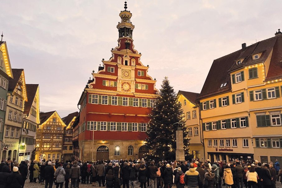 Ein großer Weihnachtsbaum steht vor dem Alten Rathaus, umgeben von einer Menschenmenge. Die Gebäude sind festlich beleuchtet., © Kulturamt der Stadt Esslingen am Neckar Ein großer Weihnachtsbaum steht vor dem Alten Rathaus, umgeben von einer Menschenmenge. Die Gebäude sind festlich beleuchtet., © Kulturamt der Stadt Esslingen am Neckar