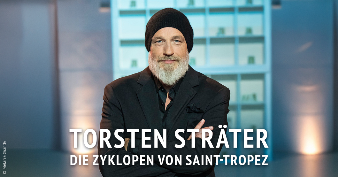 Ein Mann mit Bart und M&uuml;tze steht vor einem unscharfen Hintergrund. Text: Torsten Str&auml;ter - Die Zyklopen von Saint-Tropez., &copy; links im Bild