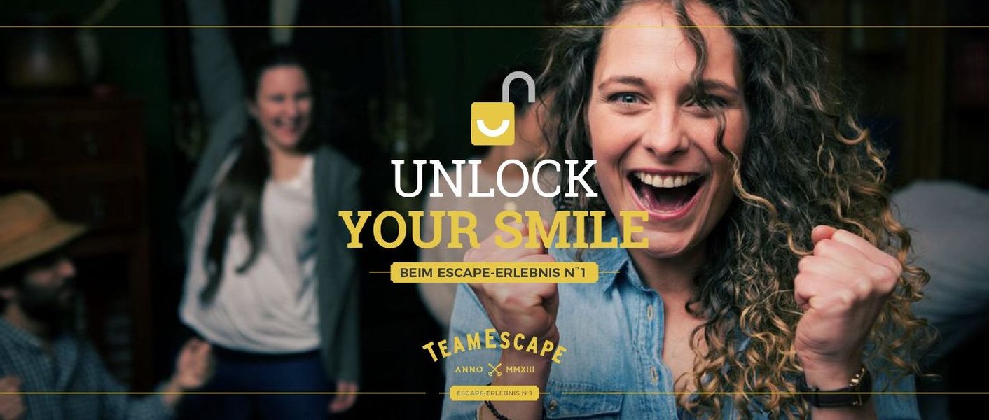 Frau jubelt mit geballten Fäusten, im Hintergrund weitere feiernde Personen. Text: "Unlock Your Smile" und "TeamEscape"., © TeamEscape Stuttgart