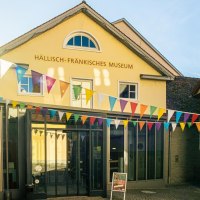 Das H&auml;llisch-Fr&auml;nkische Museum in Schw&auml;bisch Hall, geschm&uuml;ckt mit bunten Wimpeln unter strahlendem Sonnenschein., &copy; Stuttgart-Marketing GmbH, Sarah Schmid
