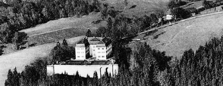 Historische Luftaufnahme eines Schlosses in einer bewaldeten Landschaft, umgeben von W&auml;ldern und Feldern., &copy; Staatsarchiv Ludwigsburg