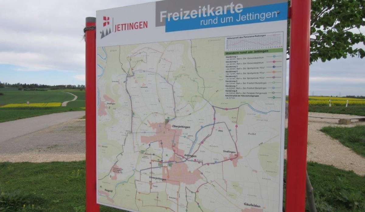Ein Schild mit einer Freizeitkarte von Jettingen steht auf einem Feldweg. Im Hintergrund sind Felder und ein bewölkter Himmel zu sehen., © Natur.Nah. Schönbuch & Heckengäu Ein Schild mit einer Freizeitkarte von Jettingen steht auf einem Feldweg. Im Hintergrund sind Felder und ein bewölkter Himmel zu sehen., © Natur.Nah. Schönbuch & Heckengäu