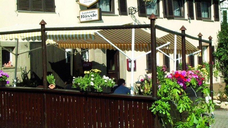 Gasthaus Rössle in Aichwald-Aichschieß mit gemütlicher Terrasse, Markise und üppigem Blumenschmuck. Einladende Atmosphäre bei Sonnenschein., © Gasthaus & Gästehaus Rössle Gasthaus Rössle in Aichwald-Aichschieß mit gemütlicher Terrasse, Markise und üppigem Blumenschmuck. Einladende Atmosphäre bei Sonnenschein., © Gasthaus & Gästehaus Rössle