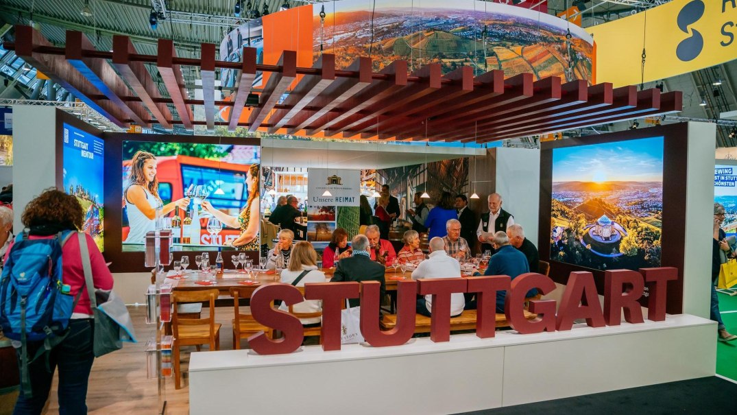 Messestand auf der CMT Messe 2025 mit großem Stuttgart-Schriftzug. Besucher sitzen an einem Tisch, im Hintergrund sind Bildschirme mit Stuttgart-Motiven., © Stuttgart-Marketing GmbH, Thomas Niedermüller Messestand auf der CMT Messe 2025 mit großem Stuttgart-Schriftzug. Besucher sitzen an einem Tisch, im Hintergrund sind Bildschirme mit Stuttgart-Motiven., © Stuttgart-Marketing GmbH, Thomas Niedermüller