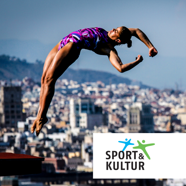 Eine Sportlerin in einem lila Badeanzug springt vor einer Stadtlandschaft in die Luft. Unten rechts ist das Logo von Sport & Kultur zu sehen., © Benjamin Lau Eine Sportlerin in einem lila Badeanzug springt vor einer Stadtlandschaft in die Luft. Unten rechts ist das Logo von Sport & Kultur zu sehen., © Benjamin Lau