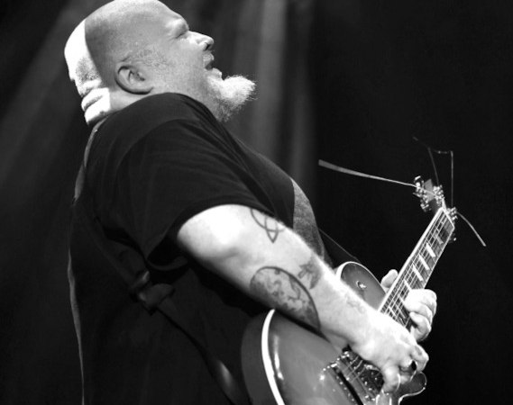 Ein Musiker spielt leidenschaftlich E-Gitarre auf der B&uuml;hne, beleuchtet von einem dramatischen Lichtstrahl., &copy; schbieldesle e.V.