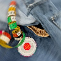 Ein buntes Ma&szlig;band und eine Nadelbox liegen auf einem Jeansstoff, ideal f&uuml;r kreative N&auml;hprojekte., &copy; Kunsthalle G&ouml;ppingen