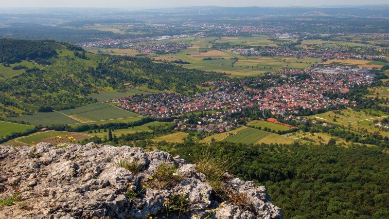 Panoramablick vom Breitenstein auf ein Dorf, umgeben von Feldern und Wäldern, unter einem klaren Himmel., © SMG, Achim Mende