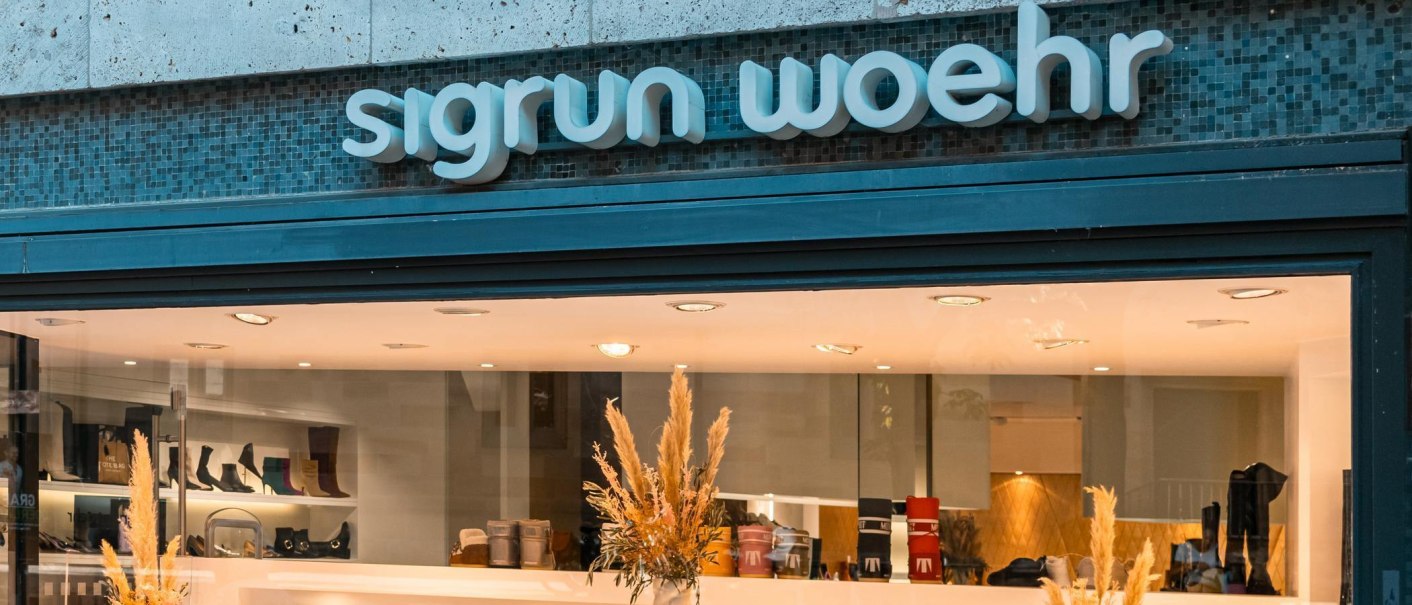 Schaufenster eines Geschäfts mit dem Namen Sigrun Woehr. Im Inneren sind Schuhe und Accessoires ausgestellt., © Stuttgart Marketing GmbH, Sarah Schmid