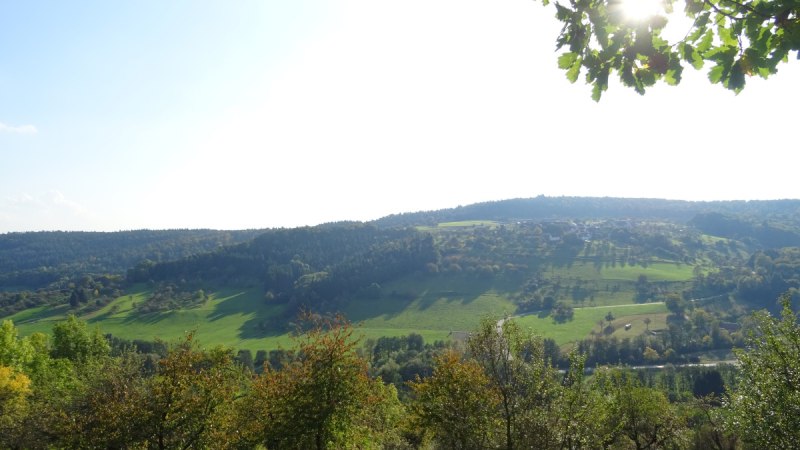 Grüne Hügel und Bäume im Vordergrund, Sonnenlicht scheint durch Blätter. Aussichtspunkt Ellenberg., © Stadt Schorndorf Grüne Hügel und Bäume im Vordergrund, Sonnenlicht scheint durch Blätter. Aussichtspunkt Ellenberg., © Stadt Schorndorf