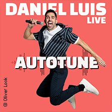 Ein Mann springt mit einem Mikrofon vor einem roten Hintergrund. Der Text 'Daniel Luis Live Autotune' ist prominent zu sehen., &copy; links im Bild