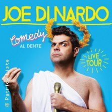 Ein Mann in einer Toga mit Lorbeerkranz hält ein Mikrofon. Text: "Joe Di Nardo - Comedy Al Dente - Live Tour" auf blauem Hintergrund., © links im Bild Ein Mann in einer Toga mit Lorbeerkranz hält ein Mikrofon. Text: "Joe Di Nardo - Comedy Al Dente - Live Tour" auf blauem Hintergrund., © links im Bild