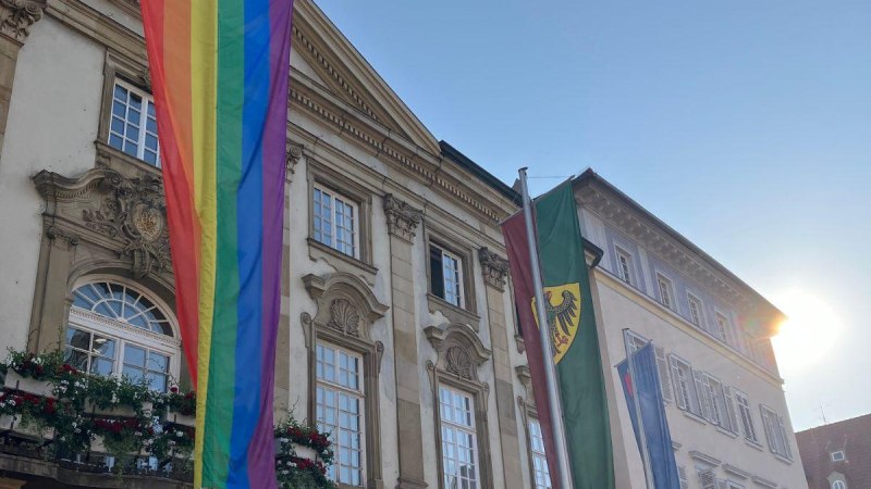 Regenbogenflagge vor dem Neuen Rathaus, © Referat für Chancengleichheit Regenbogenflagge vor dem Neuen Rathaus, © Referat für Chancengleichheit