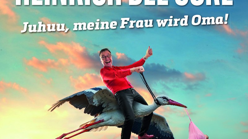 Ein Mann reitet auf einem Storch, der ein Babyb&uuml;ndel tr&auml;gt, vor einem bunten Himmel. Text: Heinrich del Core - Juhuu, meine Frau wird Oma!, &copy; SBEntertainment GmbH & Co. KG