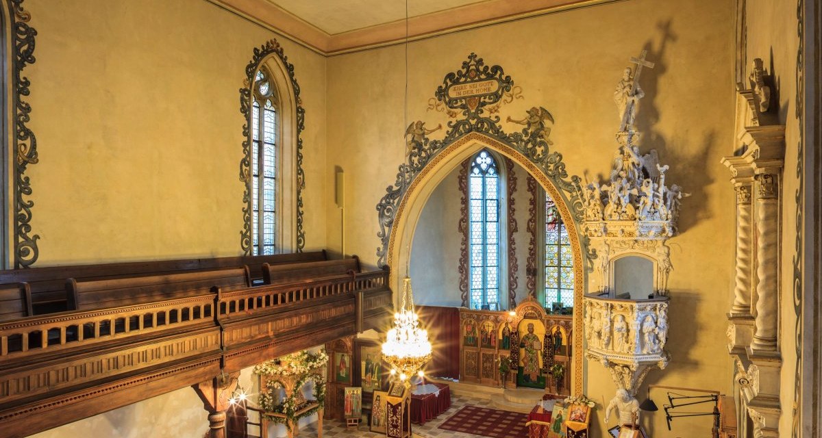 Die Nikolauskirche ist die seit 1970 genutzte und 2001 erworbene griechisch-orthodoxe Kirche der Hl. Konstantin und Helena-Gemeinde in Waiblingen in Baden-W&uuml;rttemberg.