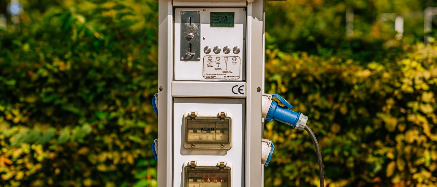 Stromsäule mit Steckdosen und Zähler auf einem Wohnmobilstellplatz, umgeben von grüner Vegetation., © Stuttgart-Marketing GmbH, Thomas Niedermüller
