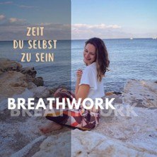 Frau sitzt entspannt auf Felsen am Meer. Text: 'Zeit du selbst zu sein' und 'Breathwork'., © links im Bild