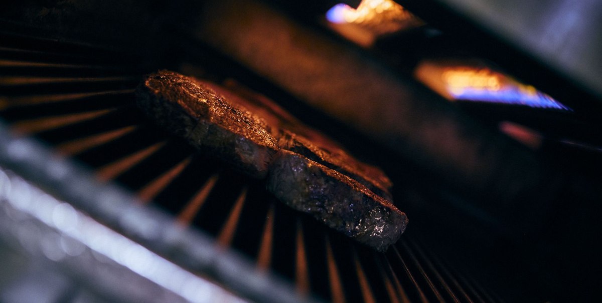 Feiner Rostbraten auf dem Grill und auf den Punkt gebraten: Köstlich, © Maximilian Schwarz