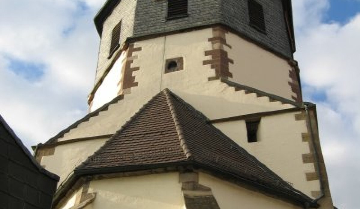 Die Evangelische Clemenskirche mit ihrem markanten Turm und einer Uhr, umgeben von einem bewölkten Himmel., © Land der 1000 Hügel - Kraichgau-Stromberg Die Evangelische Clemenskirche mit ihrem markanten Turm und einer Uhr, umgeben von einem bewölkten Himmel., © Land der 1000 Hügel - Kraichgau-Stromberg