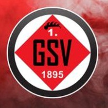 Logo des 1. GSV 1895 in einem roten Rautenschild mit schwarzem Rand und rotem Hintergrund., &copy; links im Bild