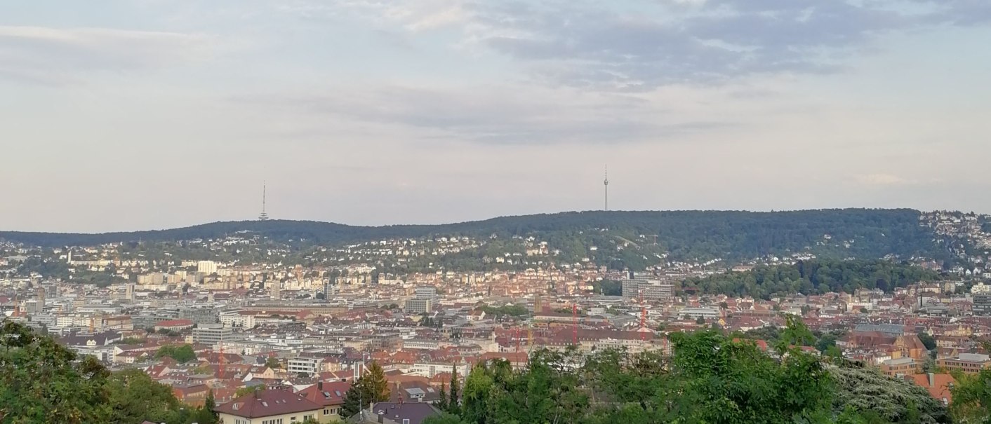 Blick über eine Stadt mit einem Fernsehturm in der Ferne, umgeben von Hügeln und bewaldeten Flächen im Vordergrund., © SMG Blick über eine Stadt mit einem Fernsehturm in der Ferne, umgeben von Hügeln und bewaldeten Flächen im Vordergrund., © SMG