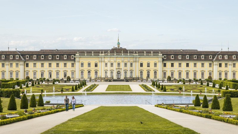 Das Schloss Ludwigsburg mit seinen pr&auml;chtigen G&auml;rten und Springbrunnen bietet einen beeindruckenden Anblick an einem sonnigen Tag., &copy; SMG, Sarah Schmid