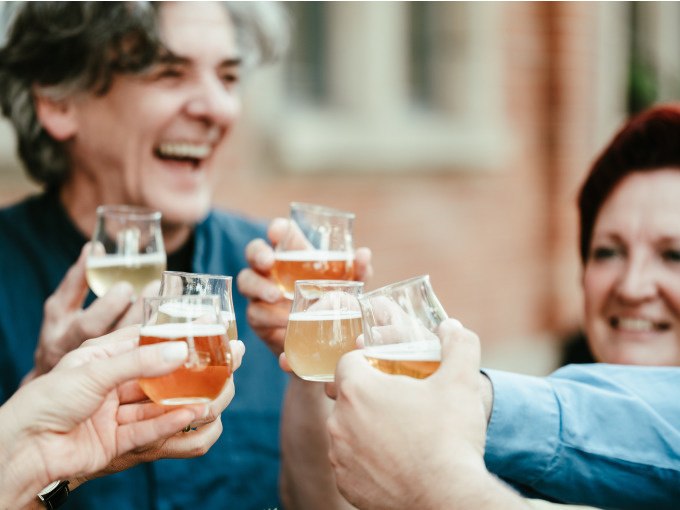 Eine fr&ouml;hliche Gruppe von Menschen st&ouml;&szlig;t mit Biergl&auml;sern an und genie&szlig;t eine Bierf&uuml;hrung. Sie lachen und haben Spa&szlig;., &copy; Stadt N&uuml;rtingen