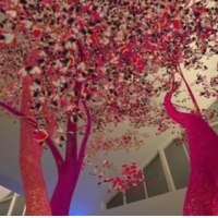 Eine farbenfrohe Kunstinstallation zeigt pinke B&auml;ume mit Bl&auml;ttern, die von der Decke eines modernen Geb&auml;udes h&auml;ngen., &copy; Kunsthalle G&ouml;ppingen