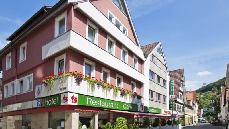 Ein traditionelles Gebäude mit Hotel, Restaurant und Café. Blumen schmücken die Fenster. Die Straße ist ruhig und sonnig. Ein traditionelles Gebäude mit Hotel, Restaurant und Café. Blumen schmücken die Fenster. Die Straße ist ruhig und sonnig.