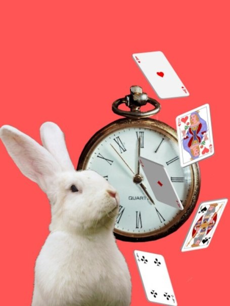 Weißes Kaninchen vor Taschenuhr, umgeben von schwebenden Spielkarten auf rotem Hintergrund., © DAT Kunstschule Weißes Kaninchen vor Taschenuhr, umgeben von schwebenden Spielkarten auf rotem Hintergrund., © DAT Kunstschule