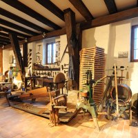 Innenansicht des Weinmuseums Horrheim mit historischen Weinbaugeräten, Holzfässern und Werkzeugen in einem rustikalen Raum mit Holzbalken., © Stadt Vaihingen an der Enz, Foto: Pfisterer Innenansicht des Weinmuseums Horrheim mit historischen Weinbaugeräten, Holzfässern und Werkzeugen in einem rustikalen Raum mit Holzbalken., © Stadt Vaihingen an der Enz, Foto: Pfisterer