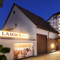 Eingang eines Hotels bei Nacht mit beleuchtetem Schild 'Restaurant Lamm'. Fachwerkhaus im Hintergrund, gepflasterter Weg führt zum Eingang., © Hotel Restaurant Lamm Eingang eines Hotels bei Nacht mit beleuchtetem Schild 'Restaurant Lamm'. Fachwerkhaus im Hintergrund, gepflasterter Weg führt zum Eingang., © Hotel Restaurant Lamm