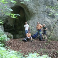 Eine Familie macht vor der Wassersteinhöhle eine Pause, © Bad Urach Tourismus