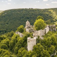 Die Burgruine Hohenurach thront auf einem bewaldeten Hügel, umgeben von üppiger Natur und sanften Hügeln unter einem klaren Himmel., © SMG, Sarah Schmid Die Burgruine Hohenurach thront auf einem bewaldeten Hügel, umgeben von üppiger Natur und sanften Hügeln unter einem klaren Himmel., © SMG, Sarah Schmid
