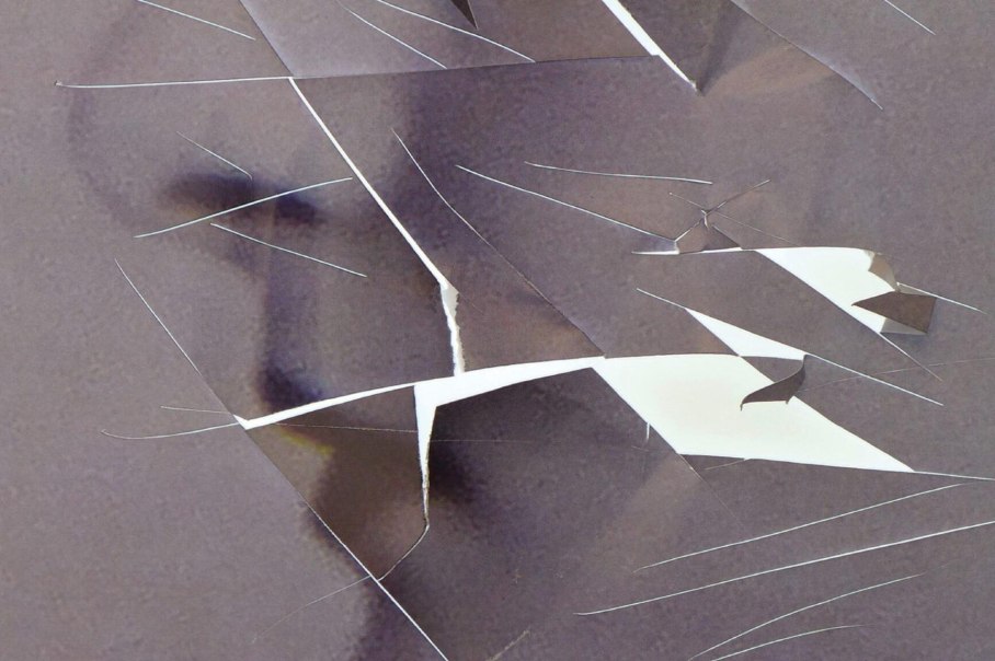 Abstrakte Komposition aus zerrissenen Papierstücken auf grauem Hintergrund, die eine komplexe, vielschichtige Struktur bilden., © Die verlorene Ehre der Katharina Blum oder: Wie Gewalt entstehen und wohin sie führen kann Abstrakte Komposition aus zerrissenen Papierstücken auf grauem Hintergrund, die eine komplexe, vielschichtige Struktur bilden., © Die verlorene Ehre der Katharina Blum oder: Wie Gewalt entstehen und wohin sie führen kann