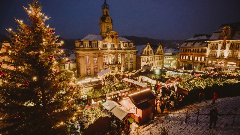 Weihnachtsmarkt in Schwäbisch Hall bei Nacht, mit festlich beleuchteten Ständen und einem großen Weihnachtsbaum im Vordergrund., © Nico Kurth