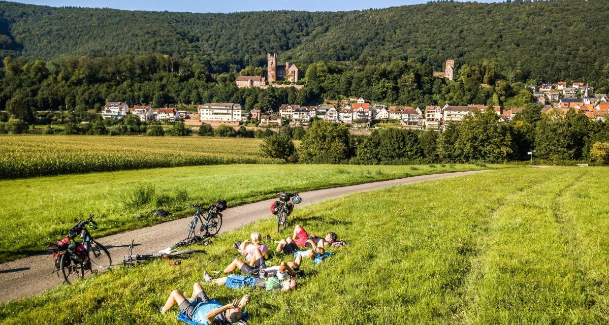 Radfahrer Burg Neckarsteinach_Rhein Neckar Kreis_Neckartal-Radweg, &copy; Gesch&auml;ftsstelle NTRW_AdrianWeng