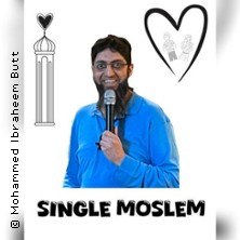 Ein Mann mit Brille und Bart hält ein Mikrofon. Neben ihm sind ein Minarett und ein Herz gezeichnet. Darunter steht 'Single Moslem'., © links im Bild
