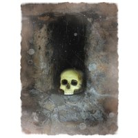 Ein Totenkopf liegt in einer dunklen Nische aus verwittertem Stein, umgeben von mystischem Licht und Staubpartikeln., &copy; WTM GmbH Waiblingen