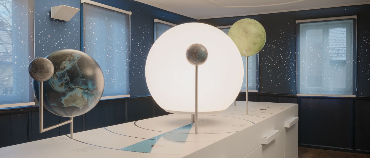 Modell des Sonnensystems im Keplerraum des Stadtmuseums Leonberg, mit Planeten und Sternenhintergrund., © Brigida Gonzalez