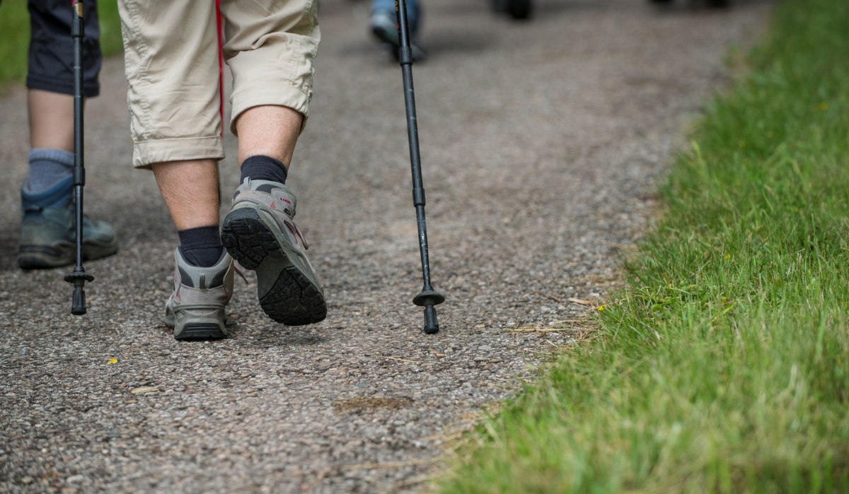 Zwei Personen wandern mit Trekkingstöcken auf einem Kiesweg, umgeben von Gras. Sie tragen Wanderschuhe und bequeme Kleidung., © Stadt Schorndorf Zwei Personen wandern mit Trekkingstöcken auf einem Kiesweg, umgeben von Gras. Sie tragen Wanderschuhe und bequeme Kleidung., © Stadt Schorndorf
