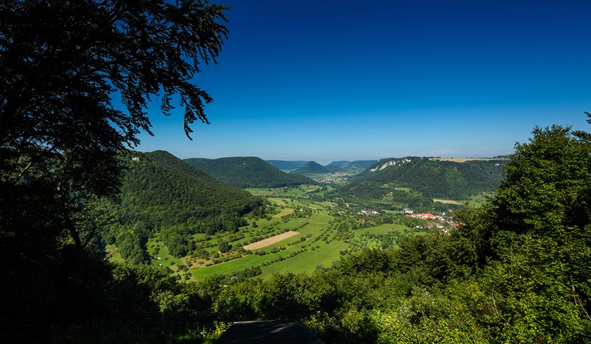 Panoramablick ins grüne Filstal bei Bad Überkingen, umgeben von bewaldeten Hügeln und unter klarem, blauem Himmel., © Landkreis Göppingen Panoramablick ins grüne Filstal bei Bad Überkingen, umgeben von bewaldeten Hügeln und unter klarem, blauem Himmel., © Landkreis Göppingen