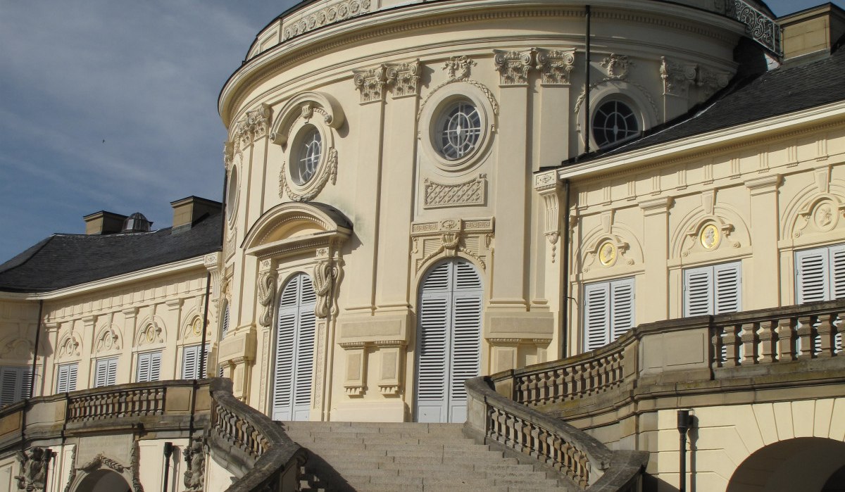 Schloss Solitude mit seiner barocken Fassade und der geschwungenen Treppe unter blauem Himmel., © RadL Leonberg Schloss Solitude mit seiner barocken Fassade und der geschwungenen Treppe unter blauem Himmel., © RadL Leonberg