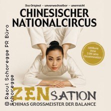 Plakat des Chinesischen Nationalcircus mit einer Artistin in einer Balancepose. Der Titel 'ZENsation' ist hervorgehoben., &copy; links im Bild
